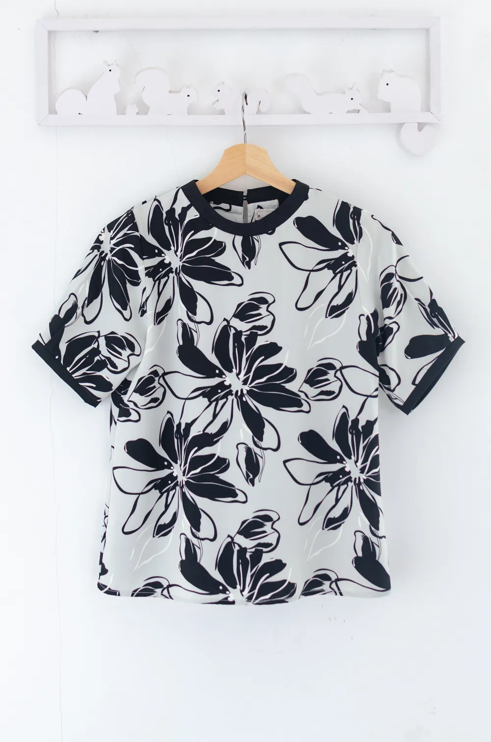 Alternative view of MT7257 Crew Neck Flower blouse – Light Grey