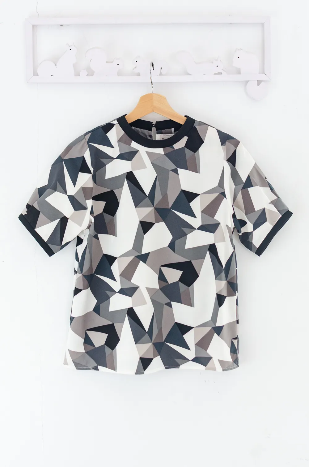 Alternative view of MT7257 Crew Neck Graphic blouse – Grey