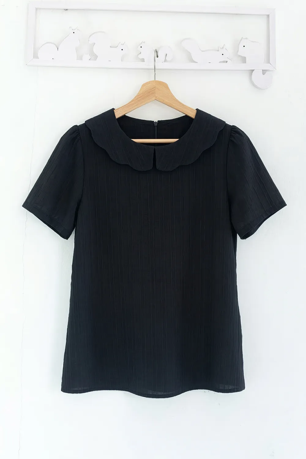 Alternative view of NT2468 Scallop Collar Textured Blouse – Black
