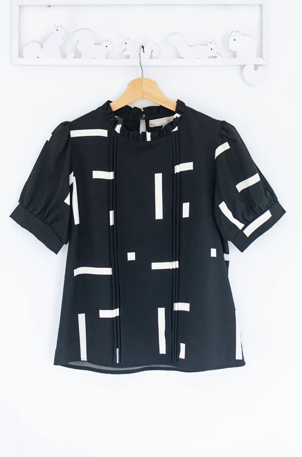 Alternative view of MT0404 Ruff Collar Balloon Sleeve Bar Blouse – Black