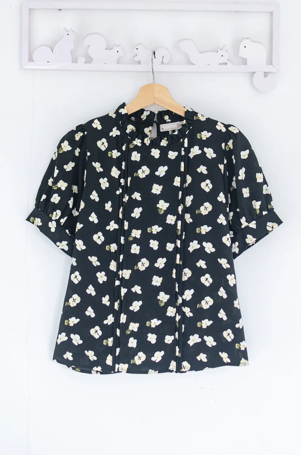 Alternative view of MT0404 Ruff Collar Balloon Sleeve Floral Blouse – Black