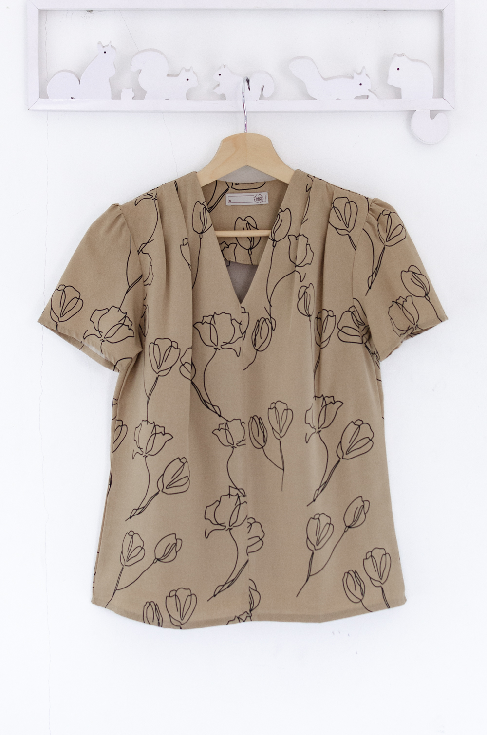Alternative view of MT0601 V-Collar Drawing Blouse – Latte