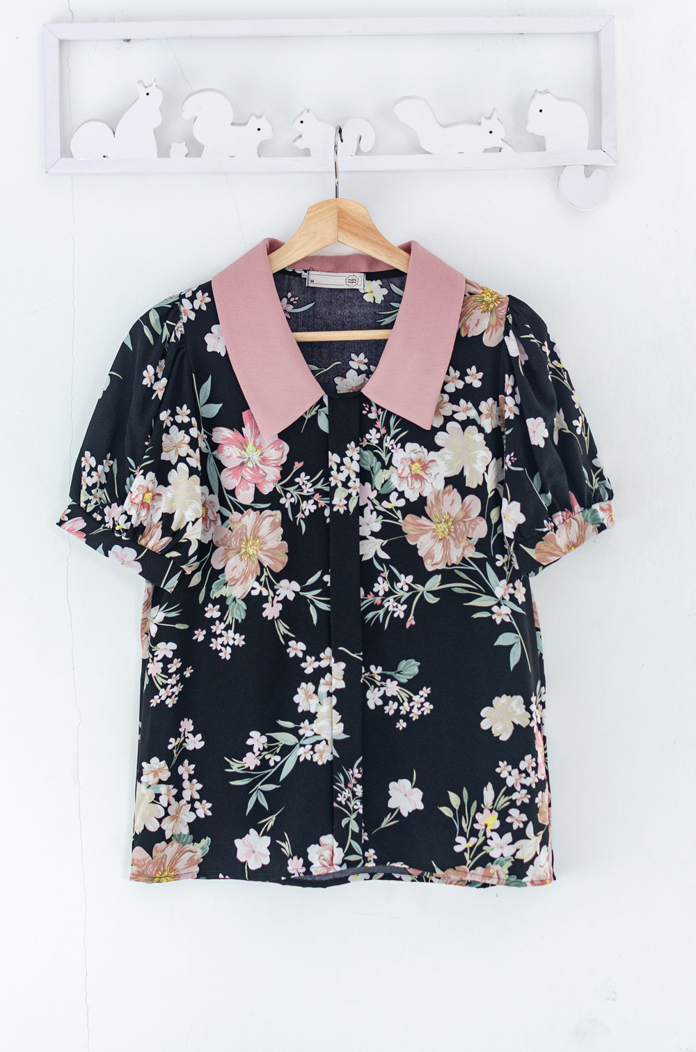 Alternative view of MT2604 Flower Point Collar Placket Blouse – Black-Pink