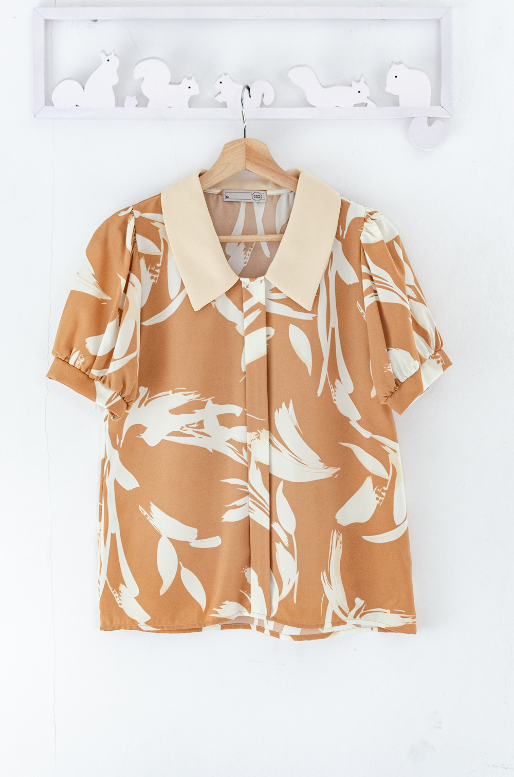 Alternative view of MT2604 Graphic Point Collar Placket Blouse – Ginger Tea