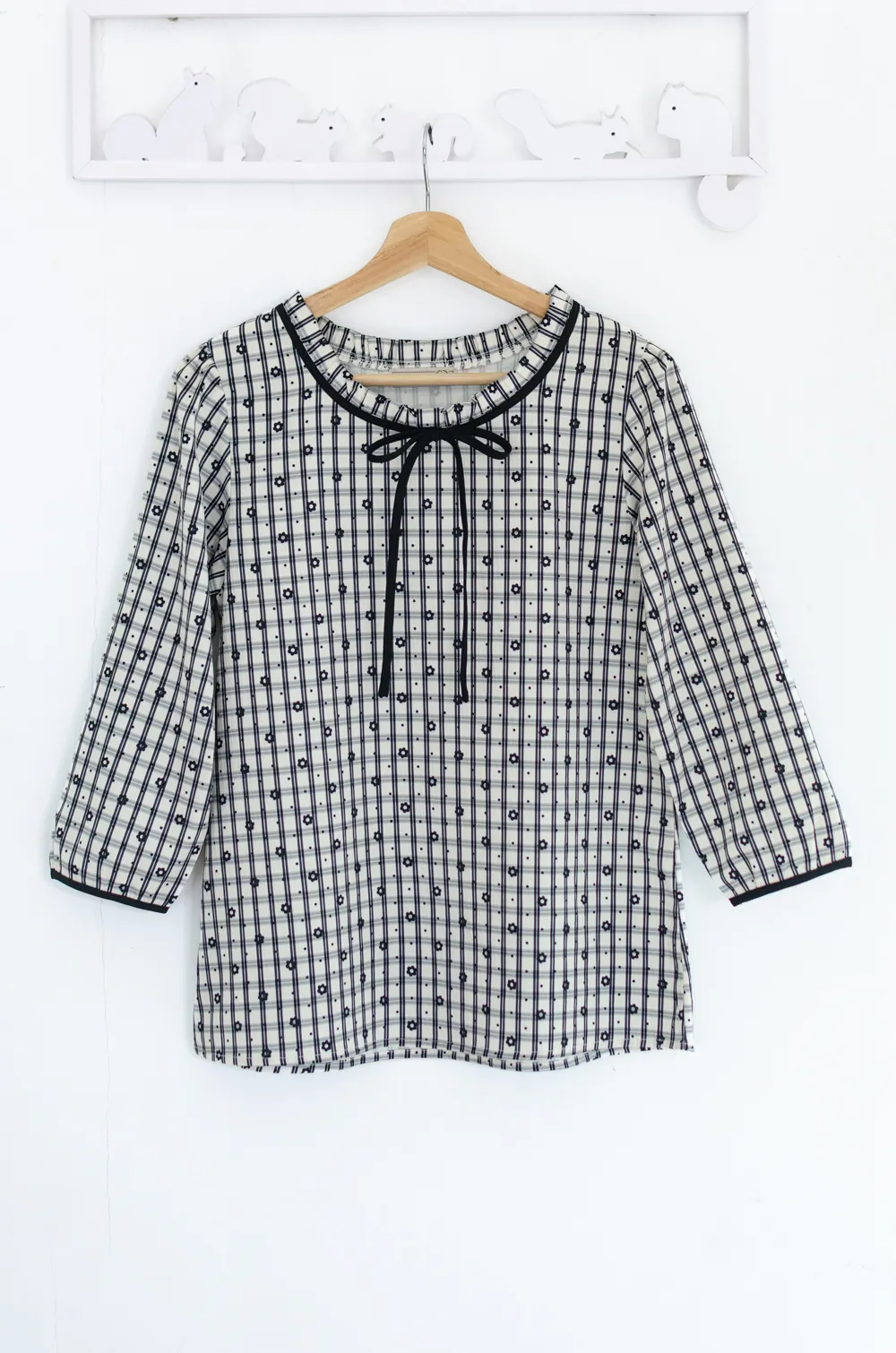Alternative view of MT4834 Ruff Collar Plaid&Daisy Blouse – Off-White