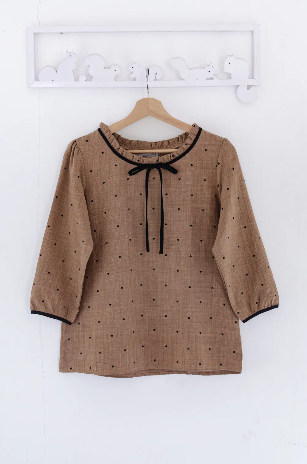 Alternative view of MT4834 Ruff Collar Heart Print Blouse – Brown