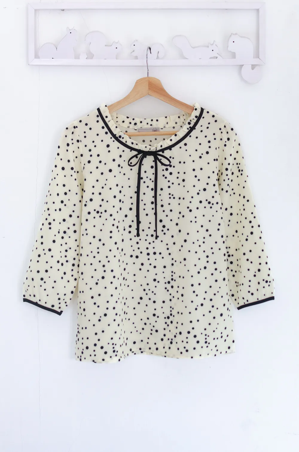 Alternative view of MT4834 Ruff Collar Dot Blouse – Cream