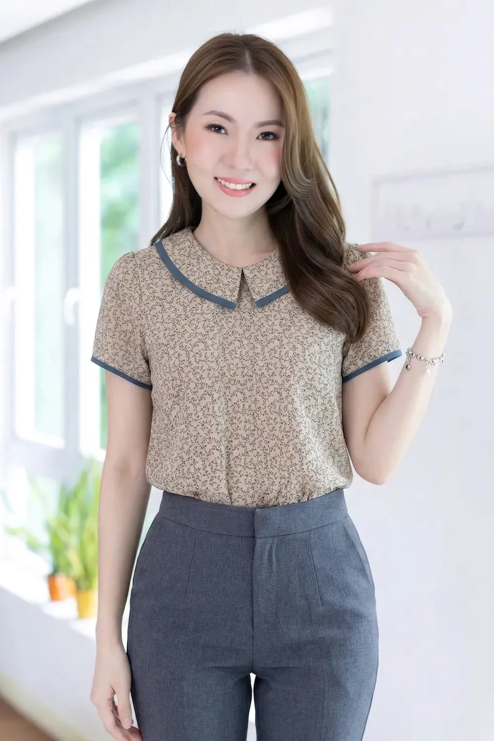 MT6610 Point Collar Floral Print Blouse – Latte