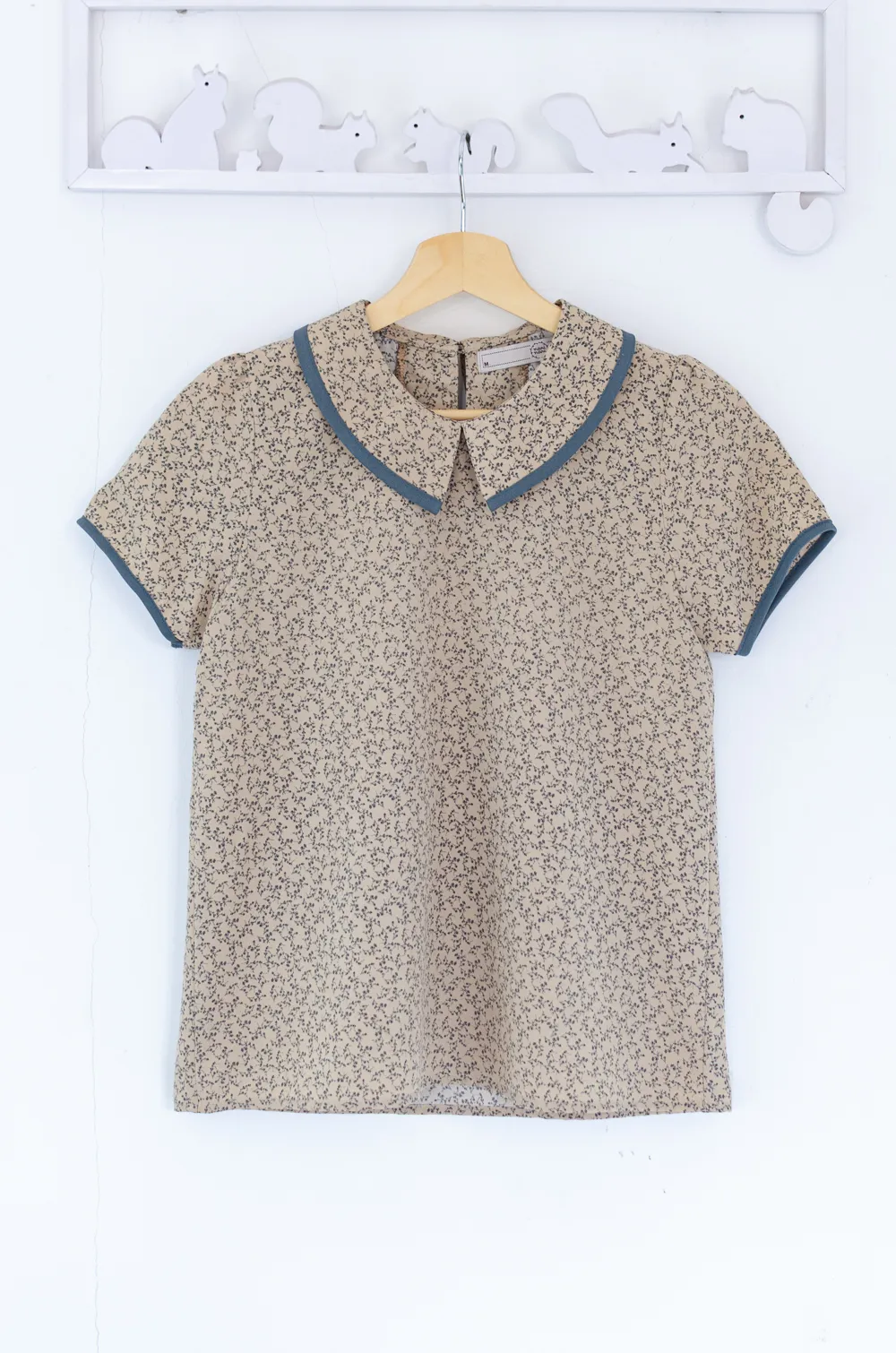 Alternative view of MT6610 Point Collar Floral Print Blouse – Latte