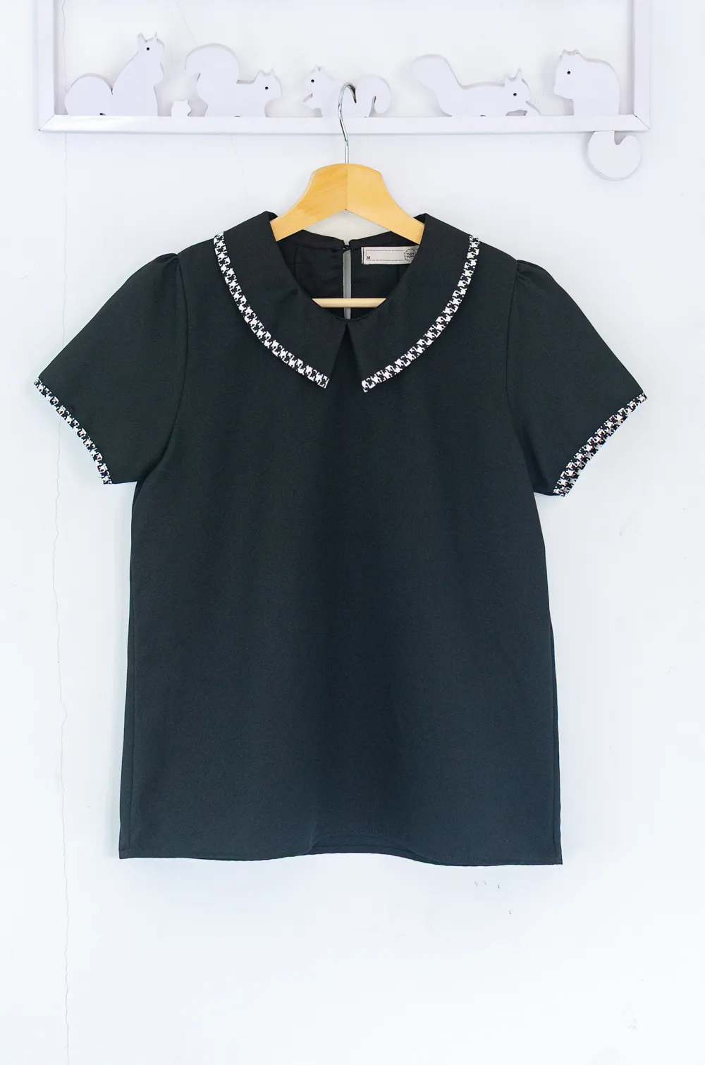 Alternative view of MT6610 Point Collar Blouse – Black-Shinori