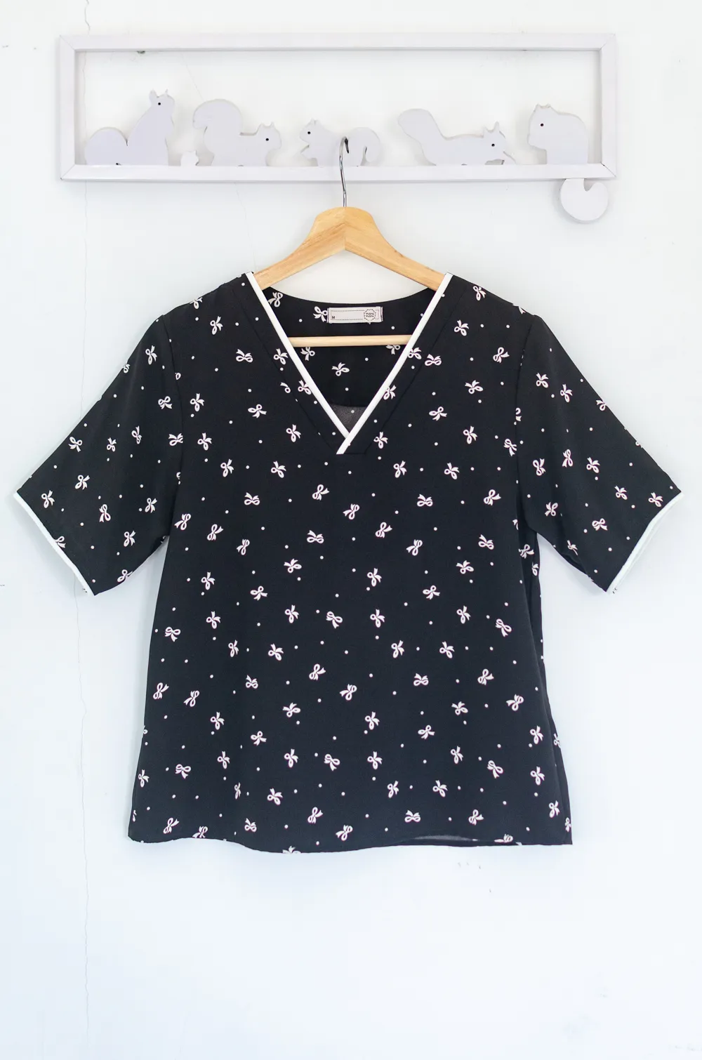 Alternative view of MT7447 V-Placket Bow Print Blouse – Black