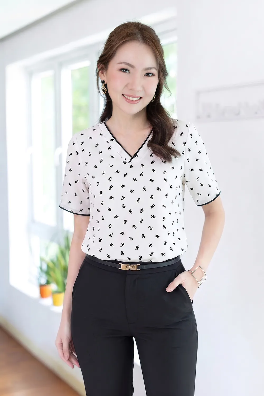 MT7447 V-Placket Daisy Blouse – Off-White