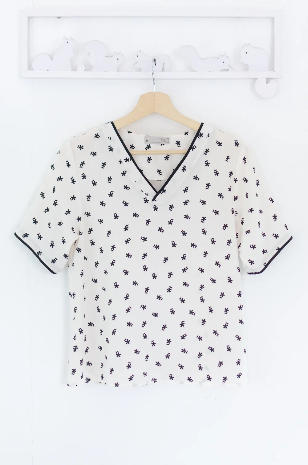 Alternative view of MT7447 V-Placket Daisy Blouse – Off-White