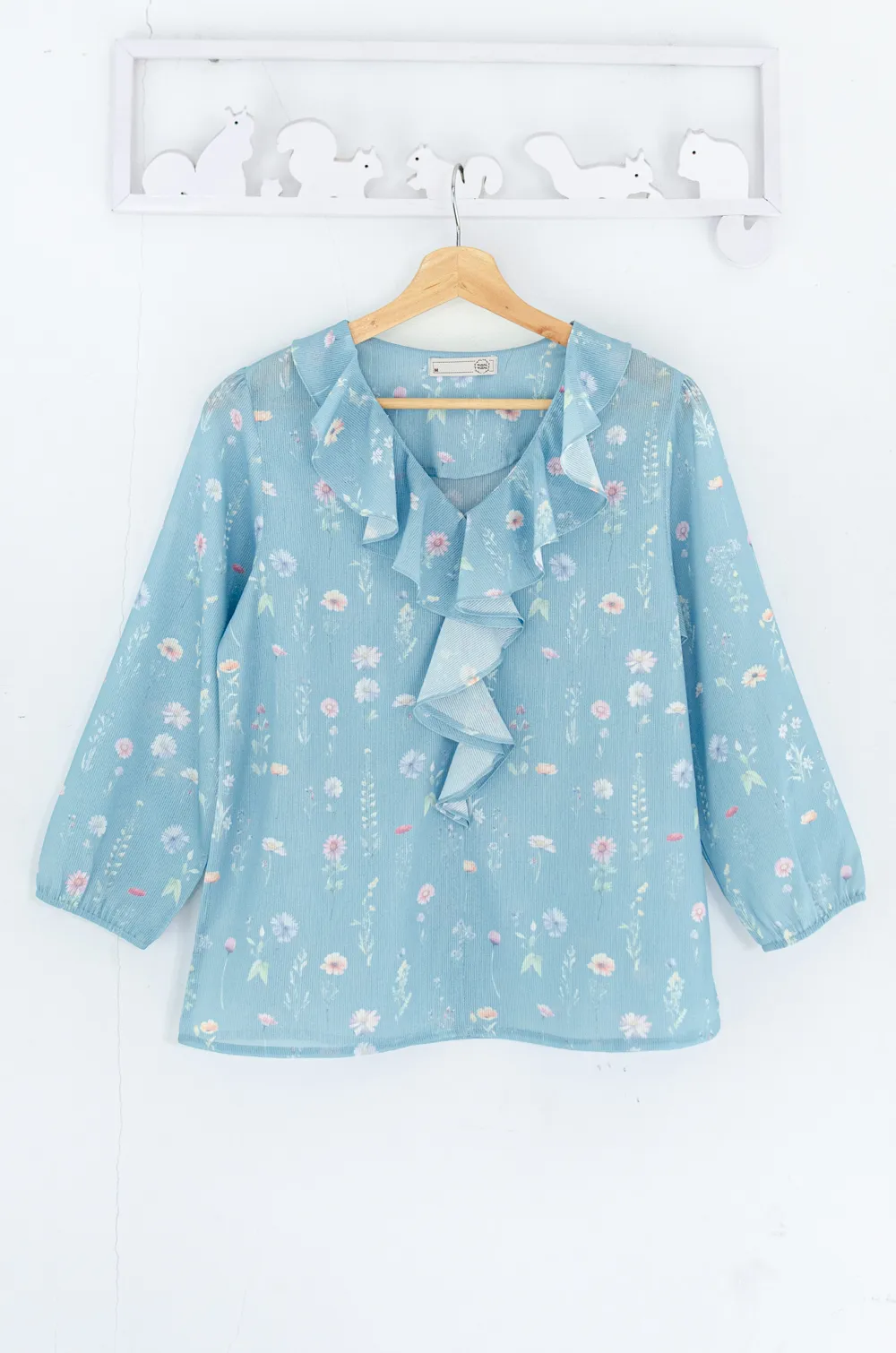 Alternative view of MT0955 Cascade Ruffle Wildflower Blouse – Blue