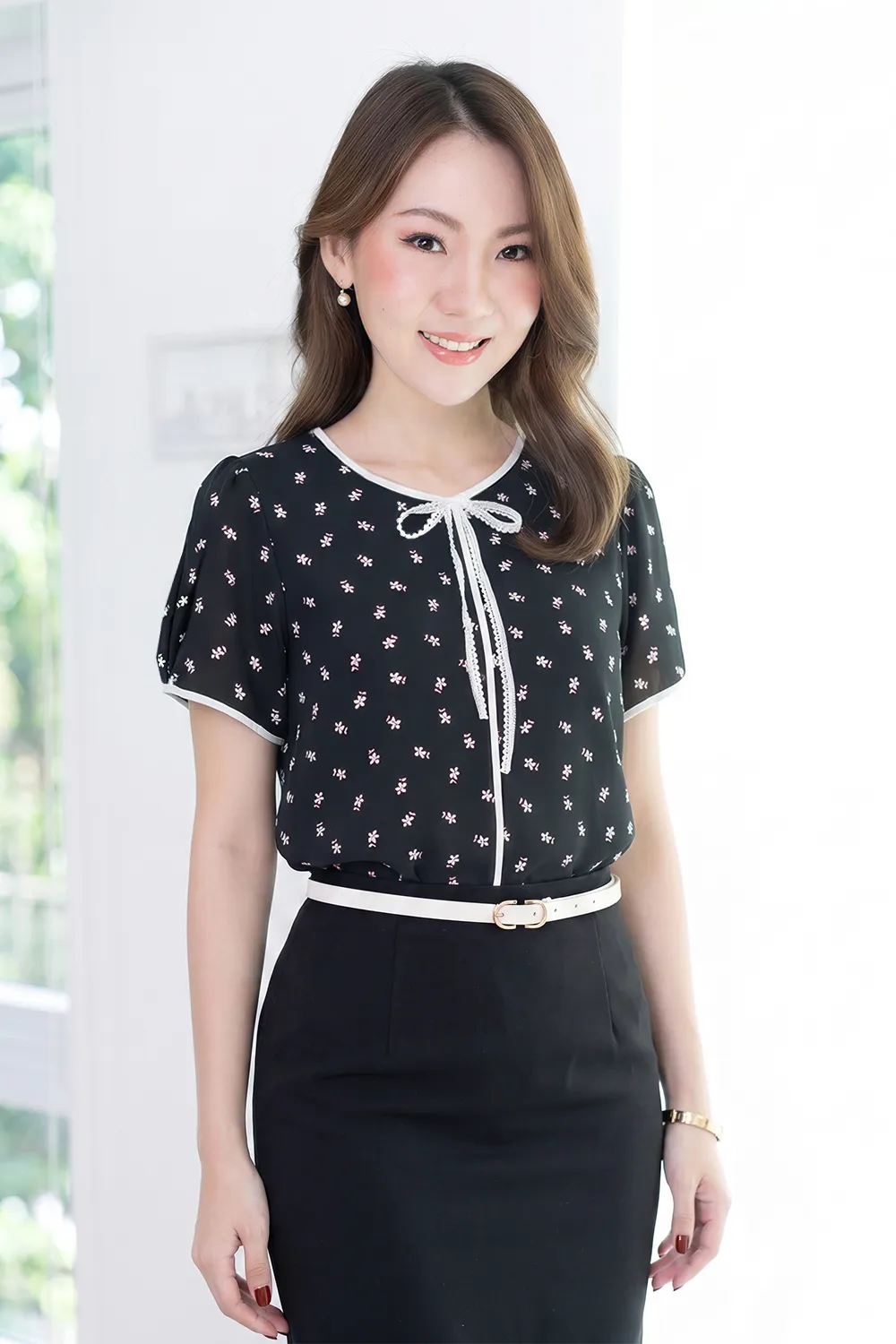 MT1556 Daisy Print Bow Blouse – Black