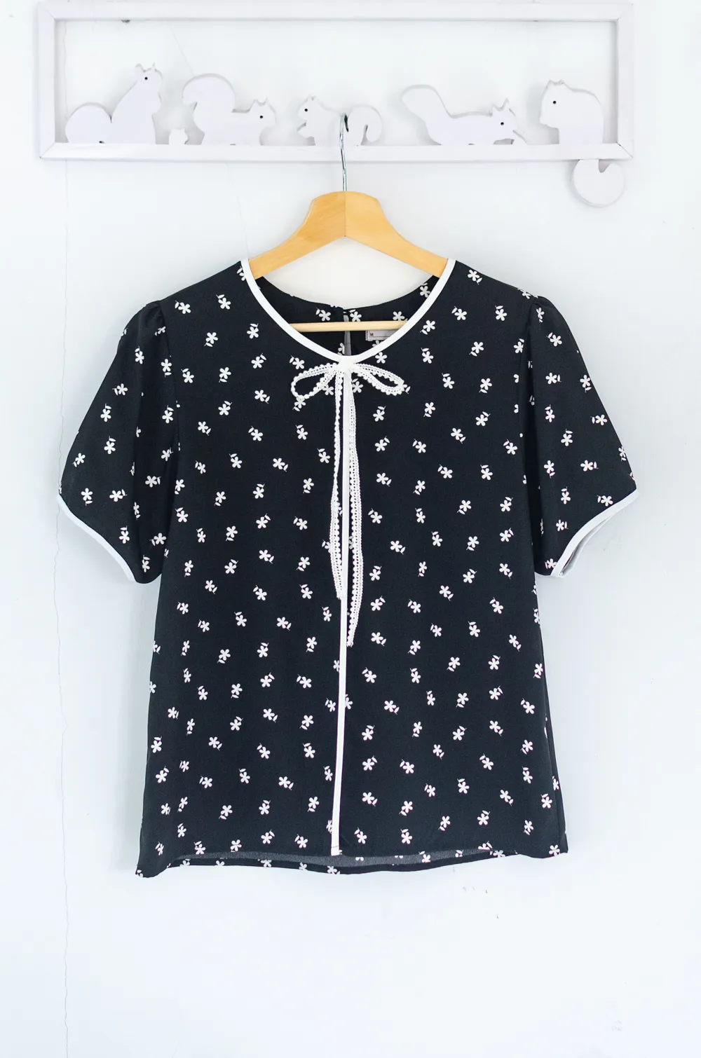 Alternative view of MT1556 Daisy Print Bow Blouse – Black
