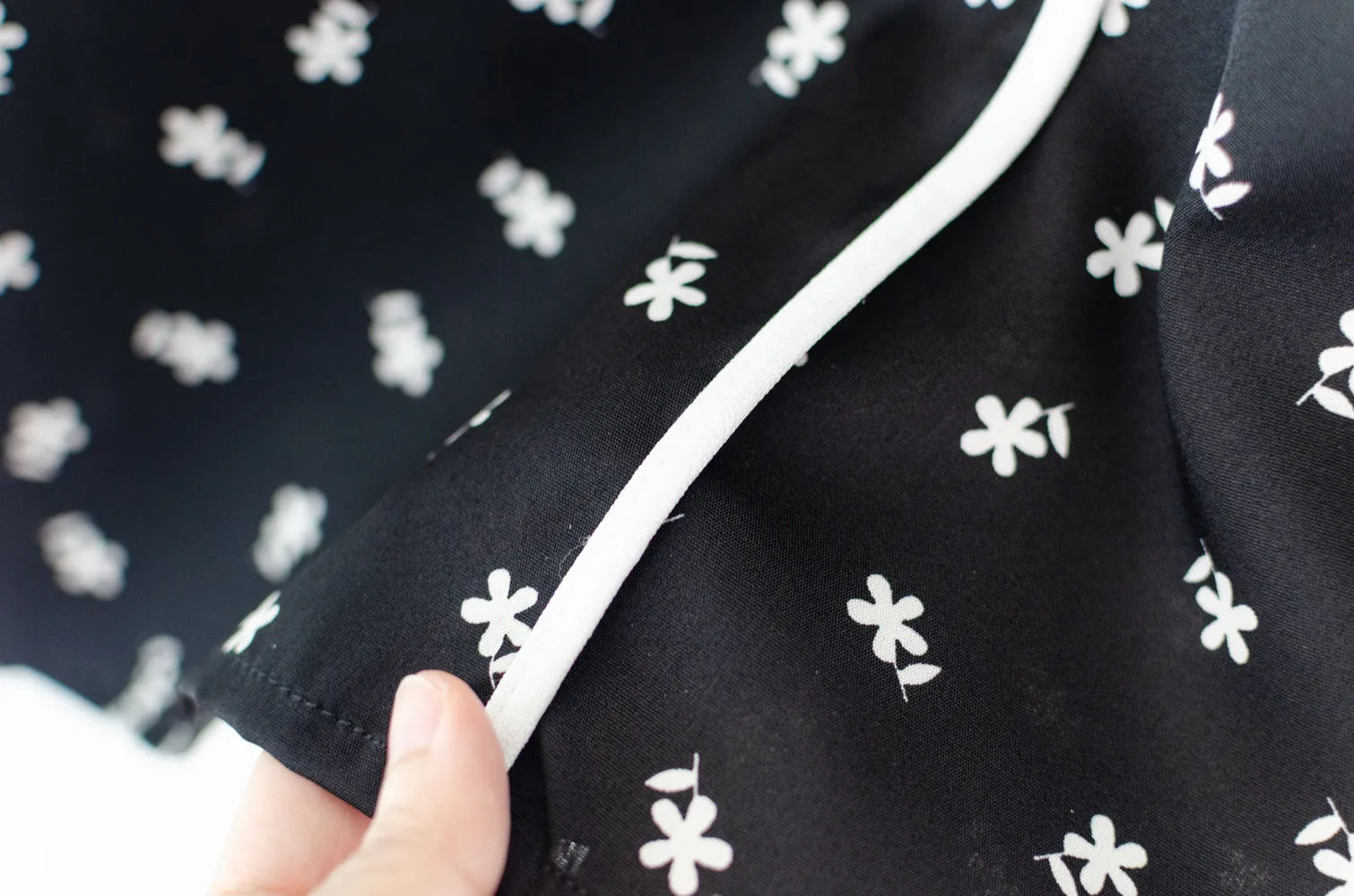 MT1556 Daisy Print Bow Blouse – Black - Image 6