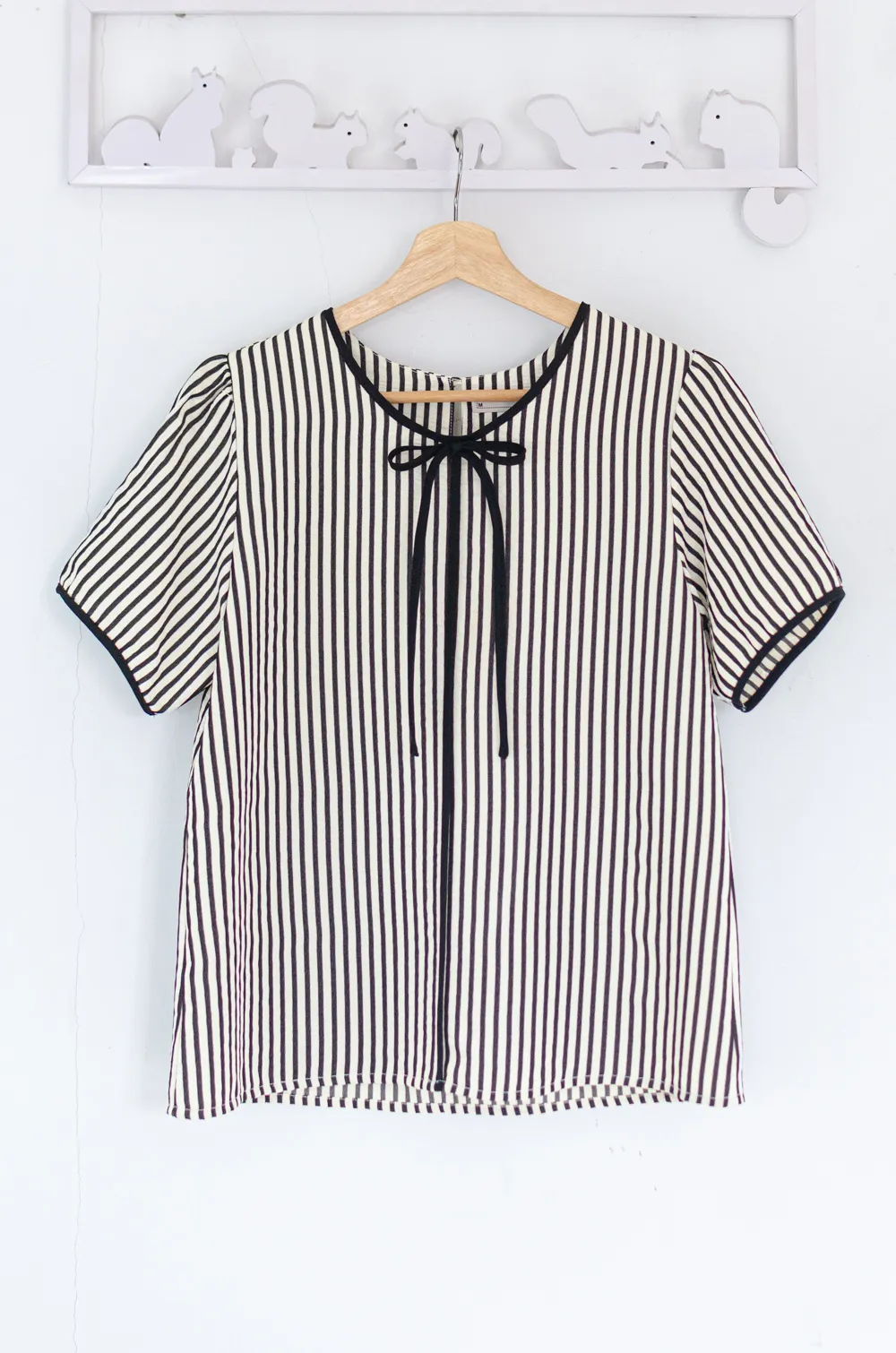 Alternative view of MT1556 Stripe Bow Blouse – Black