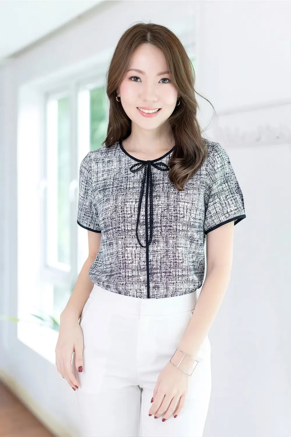 MT1556 Graphic Bow Blouse – BW