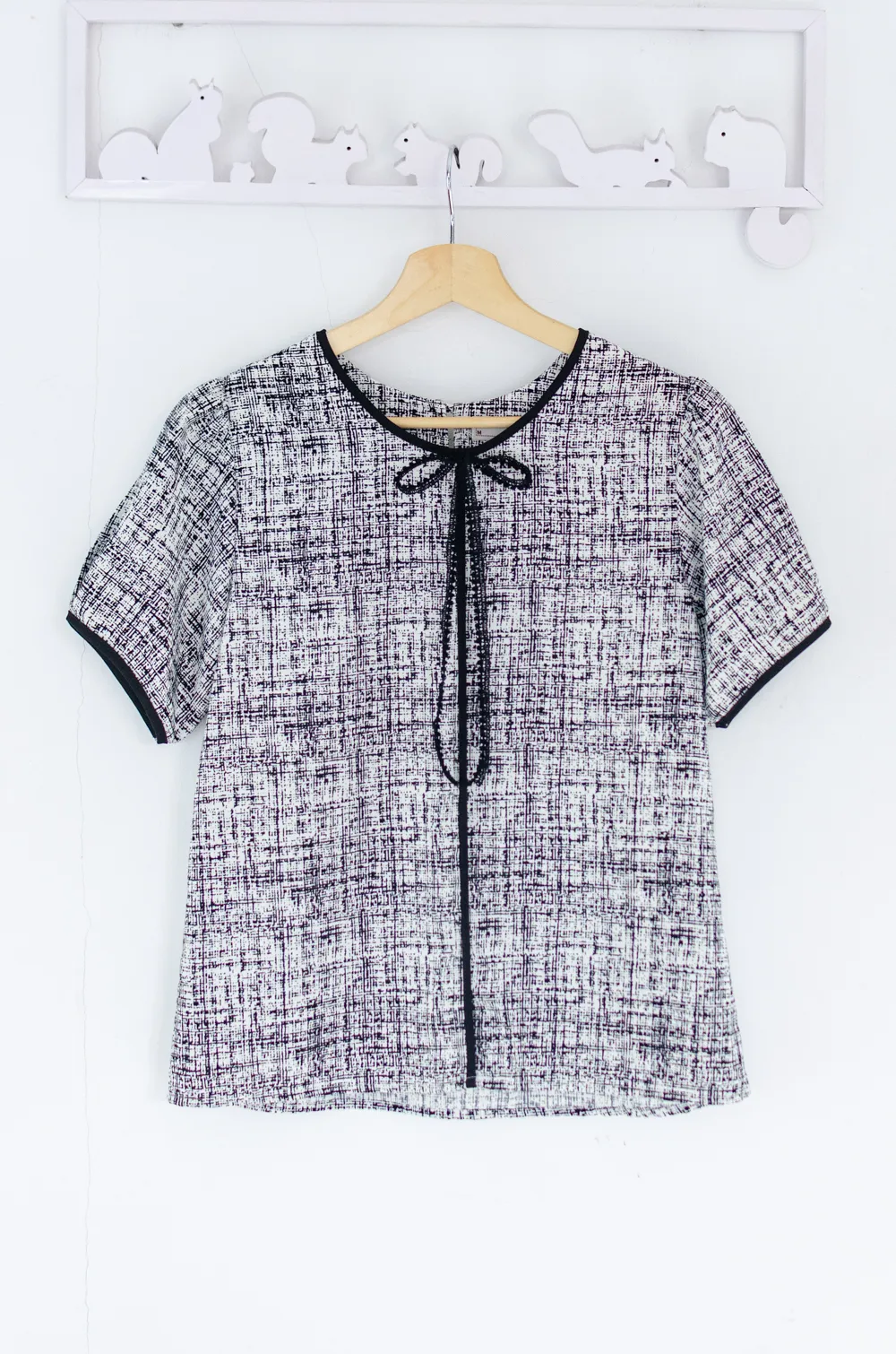 Alternative view of MT1556 Graphic Bow Blouse – BW