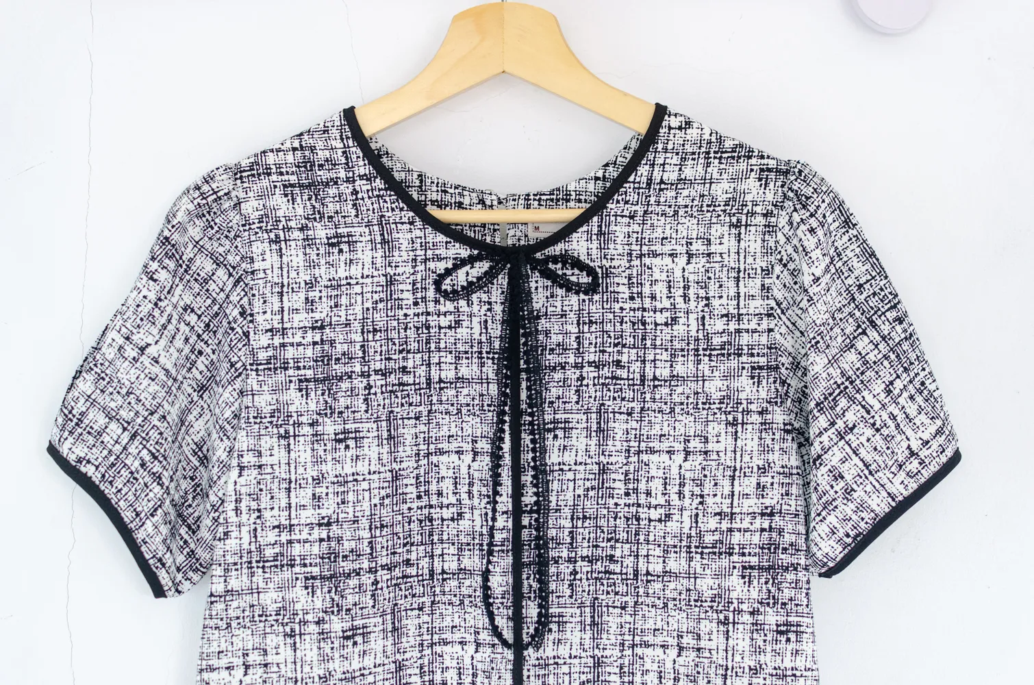 MT1556 Graphic Bow Blouse – BW - Image 3