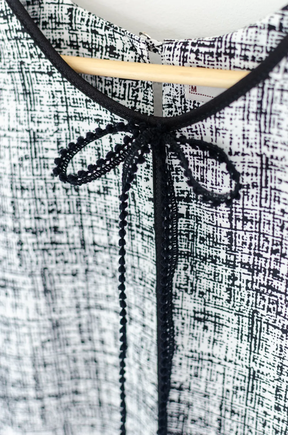 MT1556 Graphic Bow Blouse – BW - Image 4