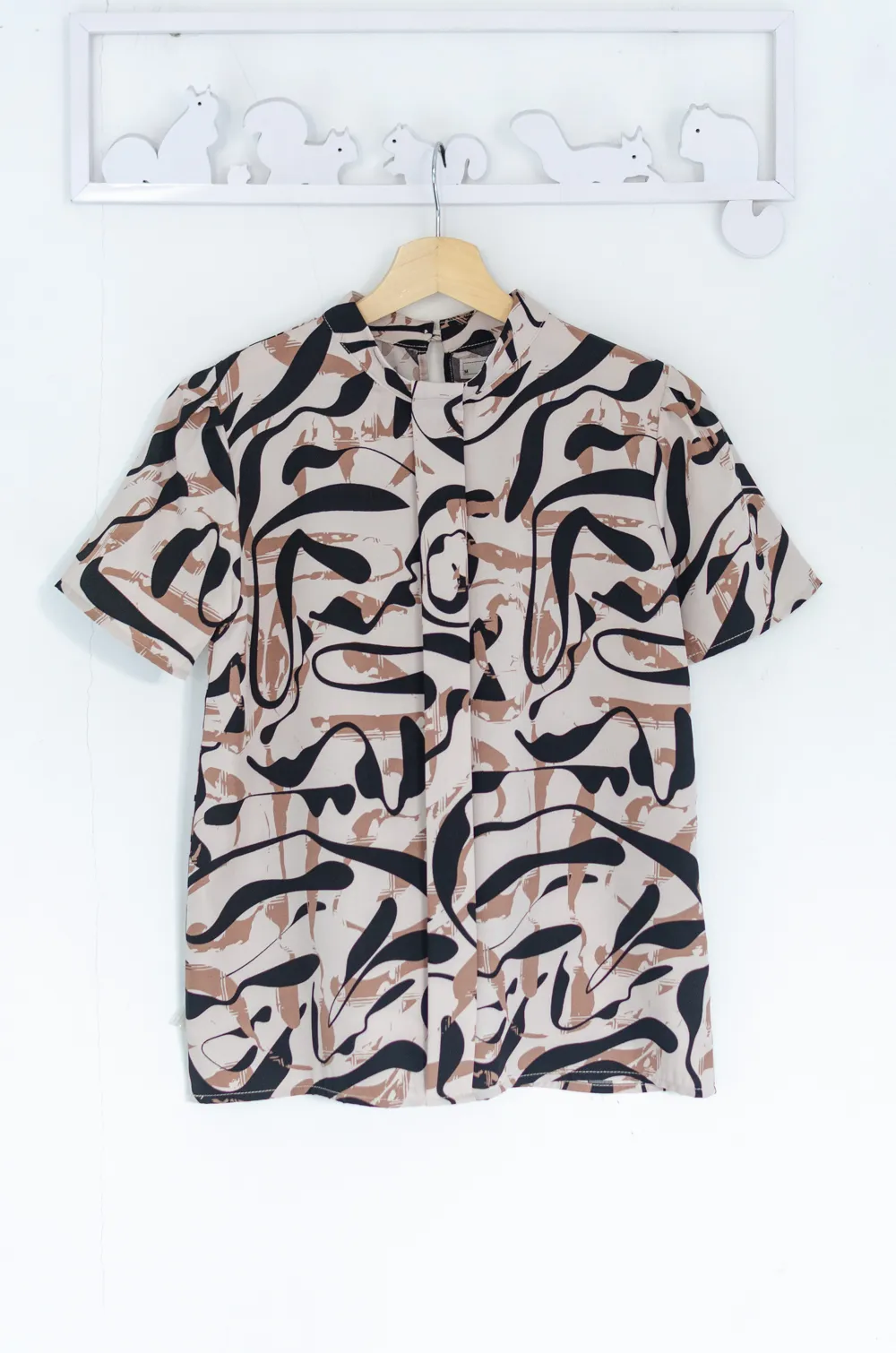 Alternative view of MT5239 Graphic Band Collar Placket Blouse – Brown