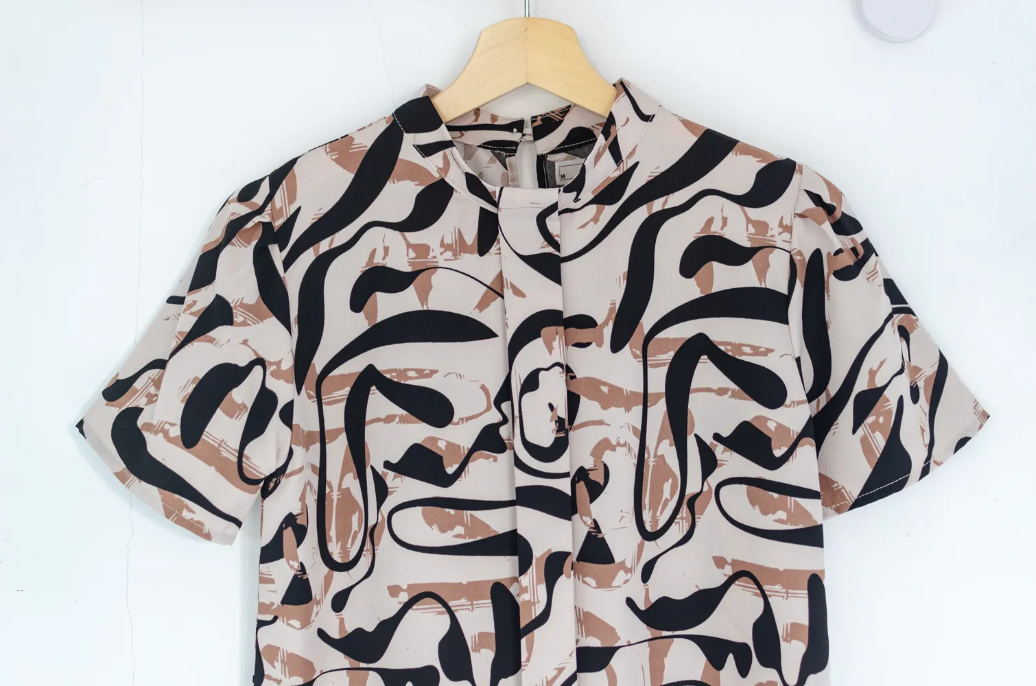 MT5239 Graphic Band Collar Placket Blouse – Brown - Image 3