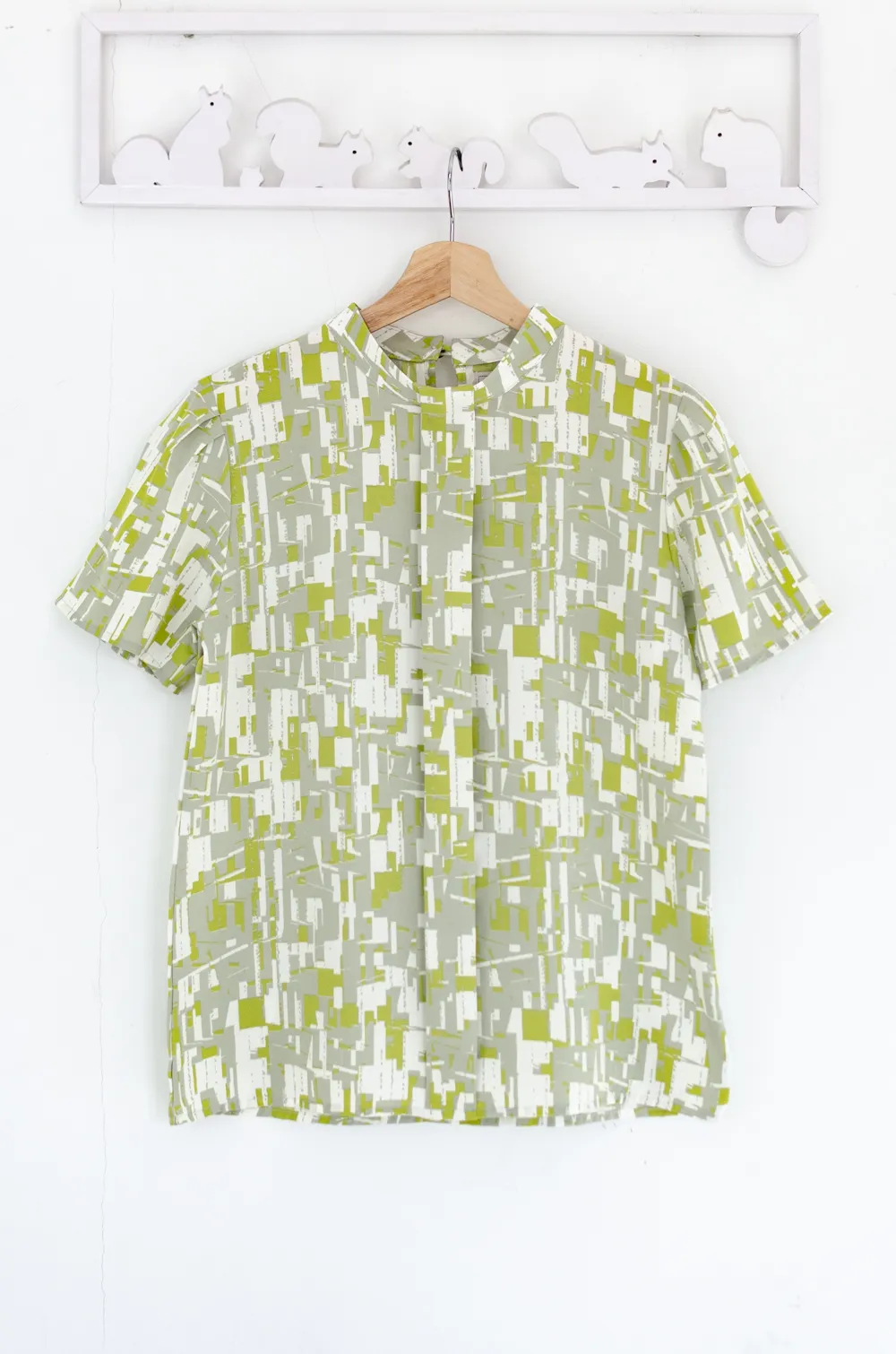 Alternative view of MT5239 Graphic Band Collar Placket Blouse – Green