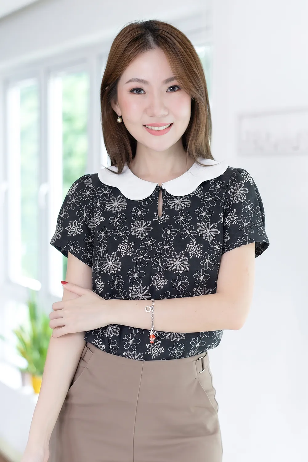 MT6906 Petal Collar Folded Sleeve Blouse – Cosmos Black
