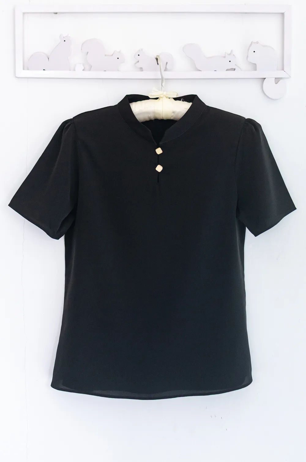 Alternative view of NT2527 Split Mandarin Collar Blouse – Black