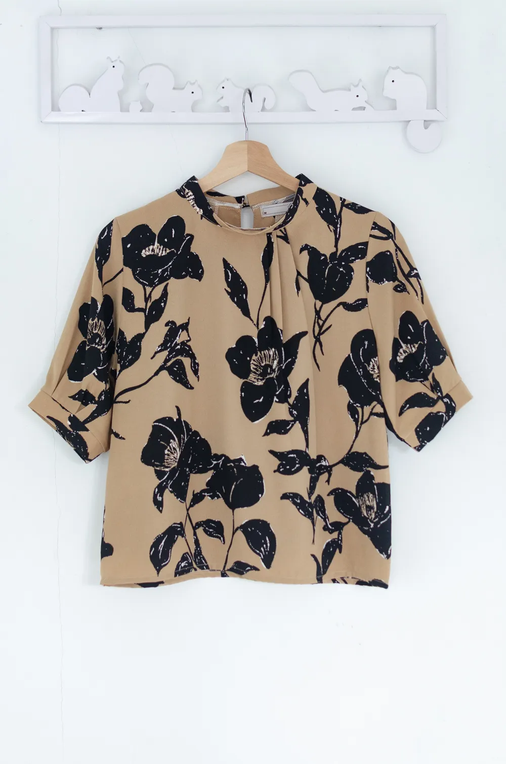 Alternative view of MN0520 Side Pleat Flower Blouse – Latte