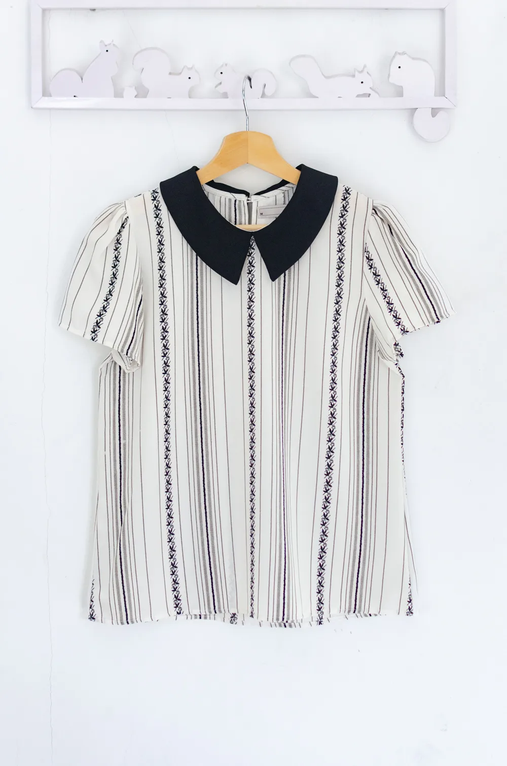 Alternative view of MT1301 Point Collar Floral Stripe Blouse – Off-White