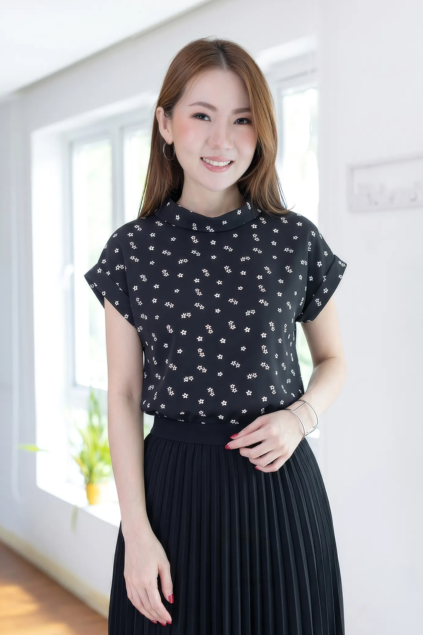 MT2514 Folded Collar Crinkled Blouse – Daisy Black - Size 40