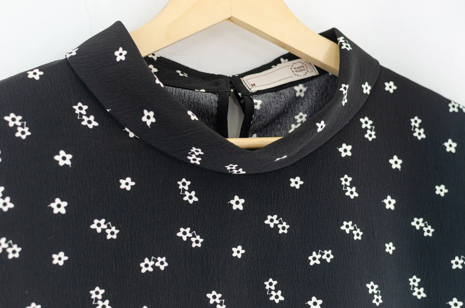 MT2514 Folded Collar Crinkled Blouse – Daisy Black - Image 3