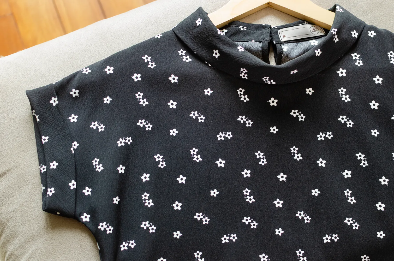 MT2514 Folded Collar Crinkled Blouse – Daisy Black - Image 4