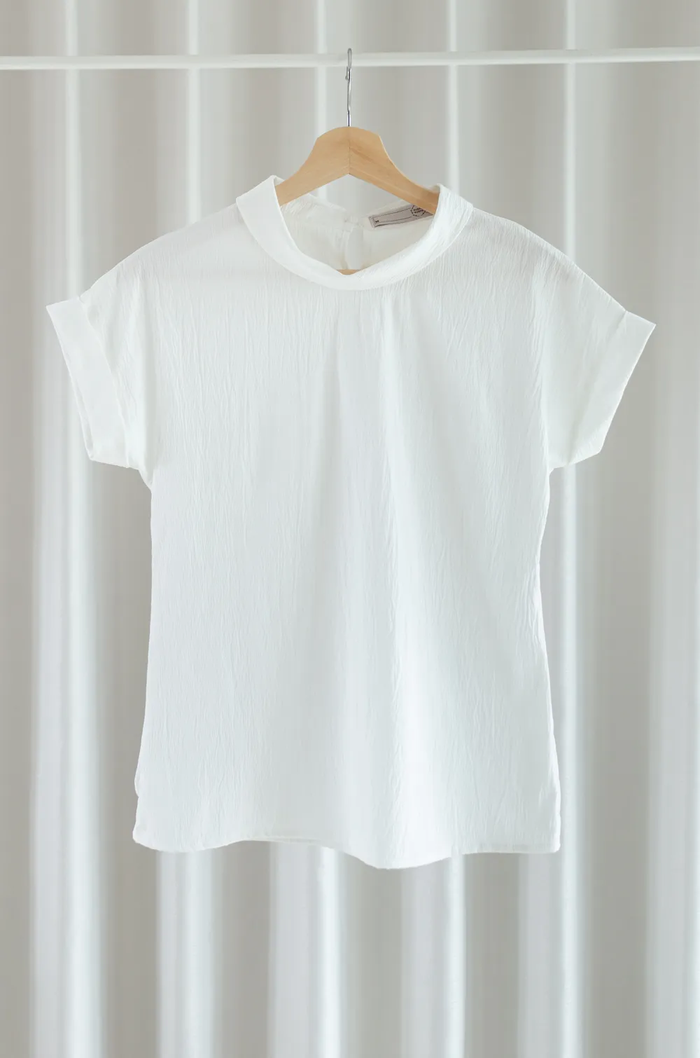 Alternative view of MT2514 Folded Collar Crinkled Blouse – White