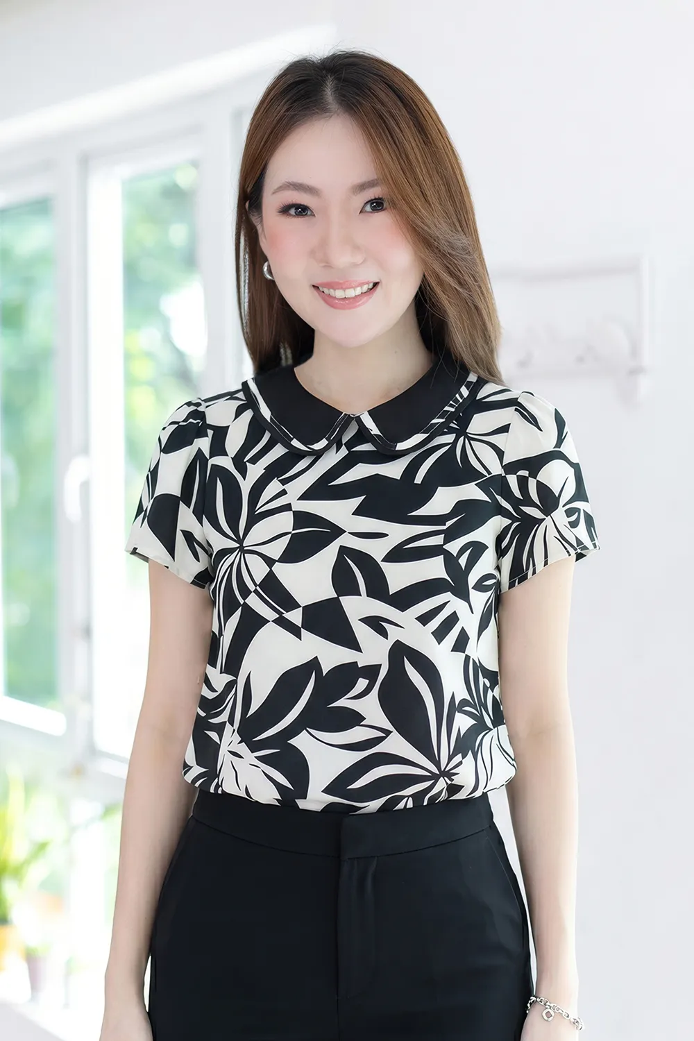 MT4101 Trimmed Peter Pan Collar Blouse – Black Graphic