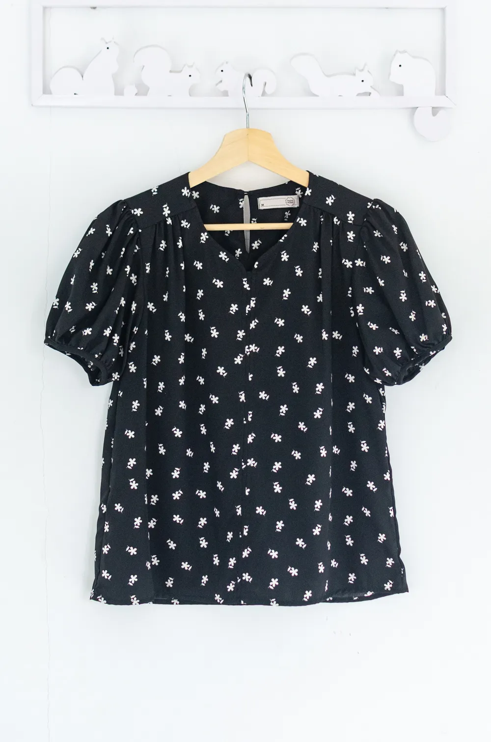 Alternative view of MT4527 Daisy Notch Neck Puff Sleeve Blouse – Black