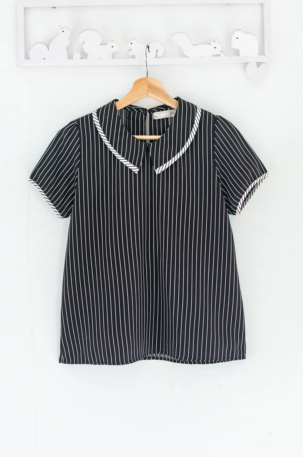 Alternative view of MT6610 Point Collar Stripe Blouse – BW