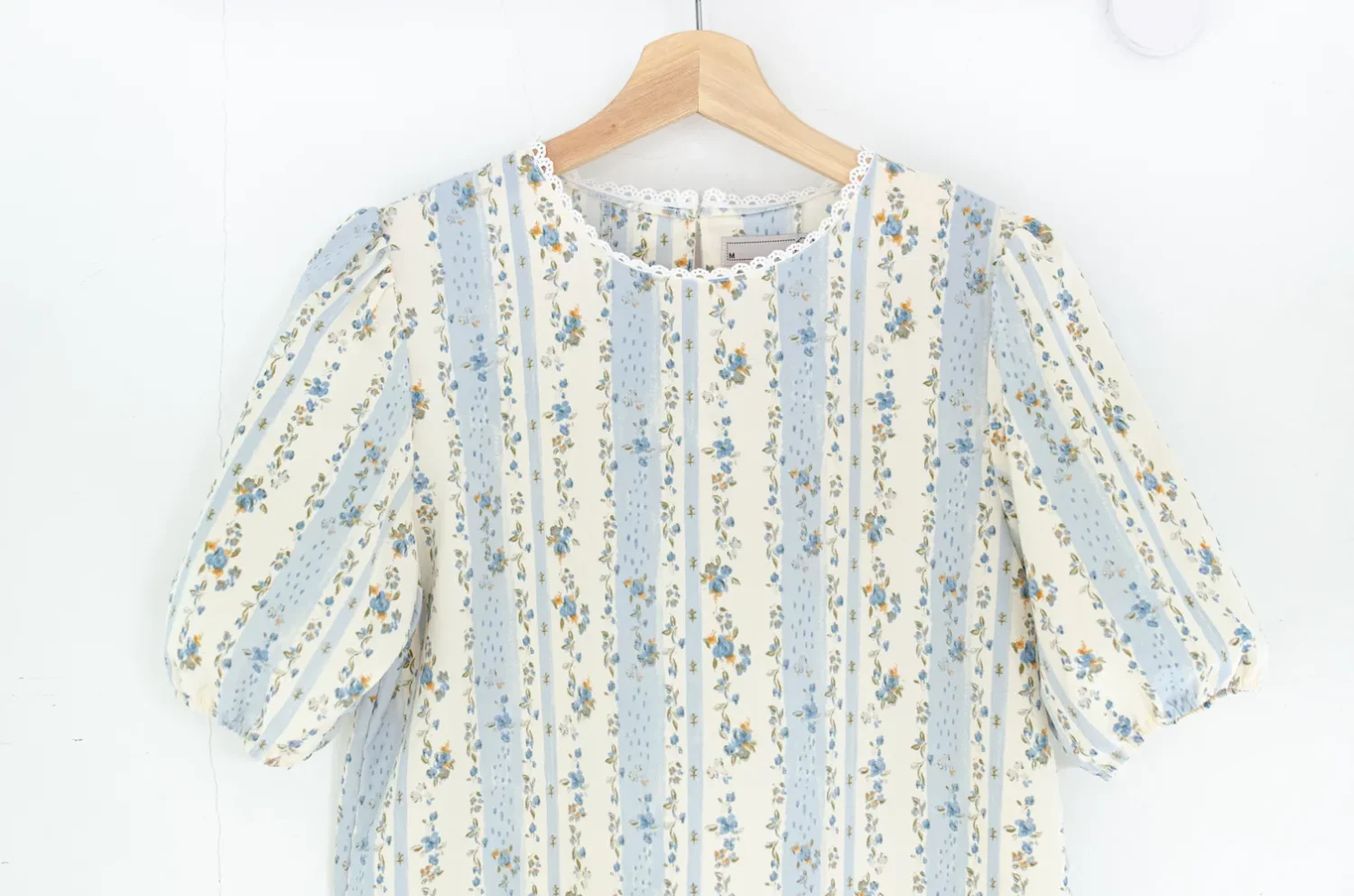 MT7750 Lace Trim Floral Stripe Blouse – Blue-Vanilla - Image 3