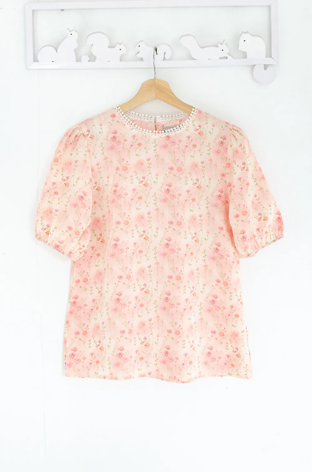Alternative view of MT7750 Lace Trim Wildflower Blouse – Misty Pink