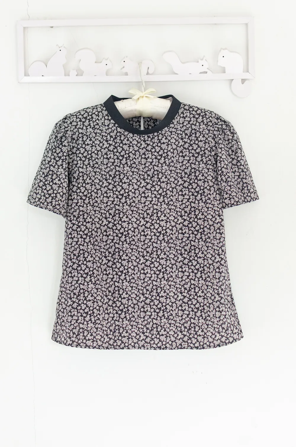Alternative view of NT2528 Band Collar Tiny Flower Blouse – Black