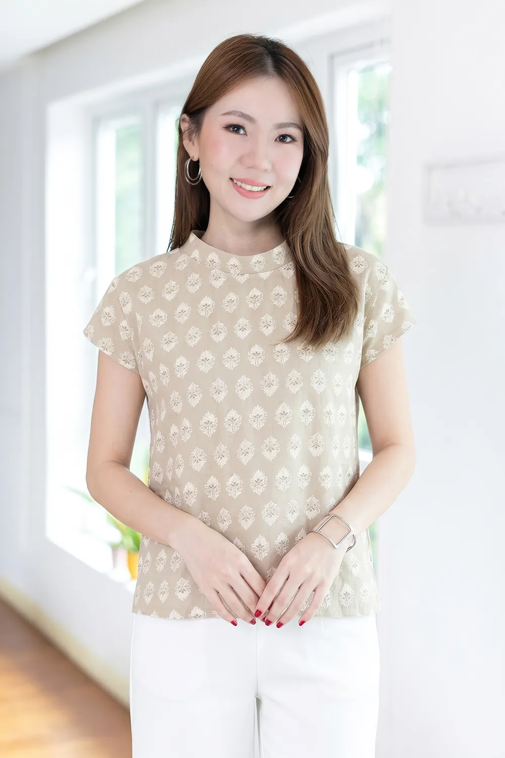 PT0144 Back-Button Breeze Top – Motif Cream