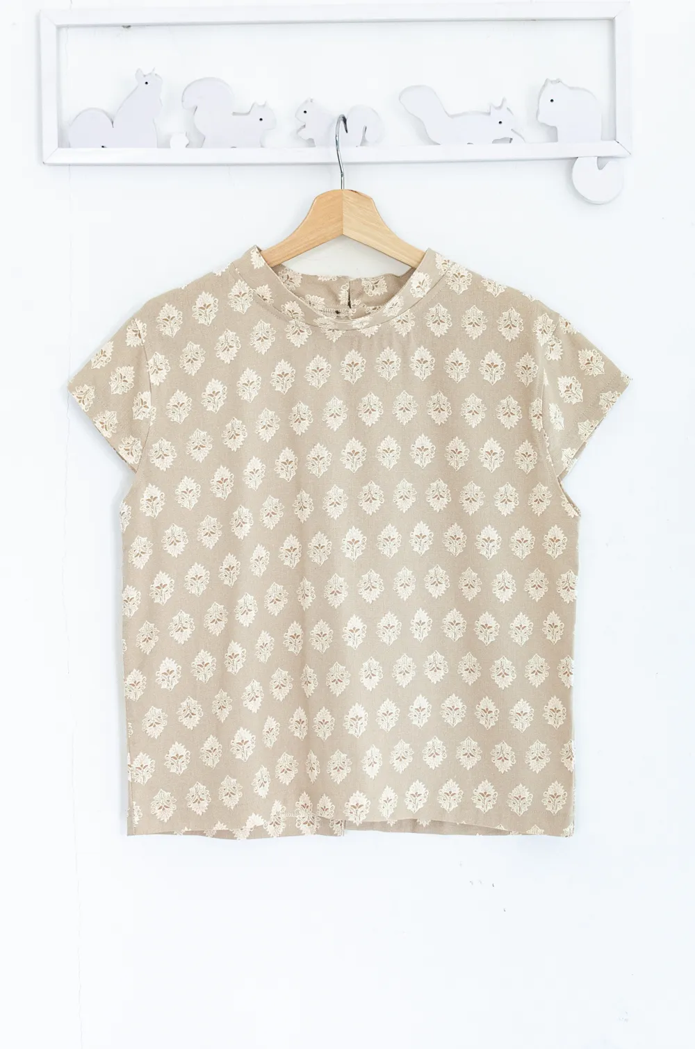 PT0144 Back-Button Breeze Top – Motif Cream - Image 3