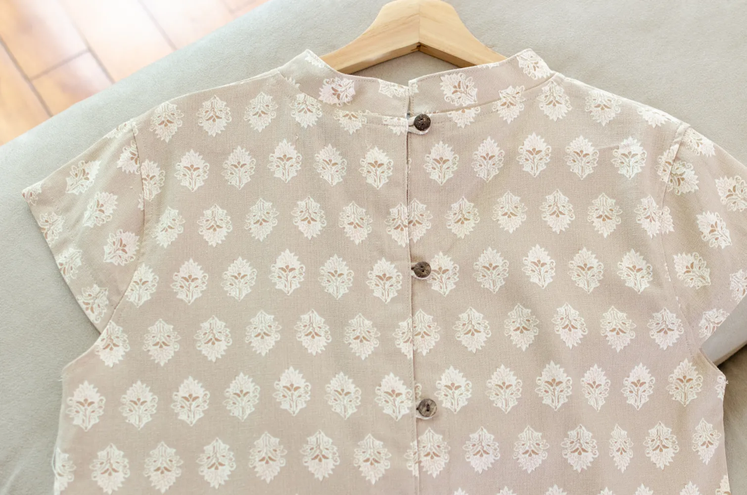 PT0144 Back-Button Breeze Top – Motif Cream - Image 5