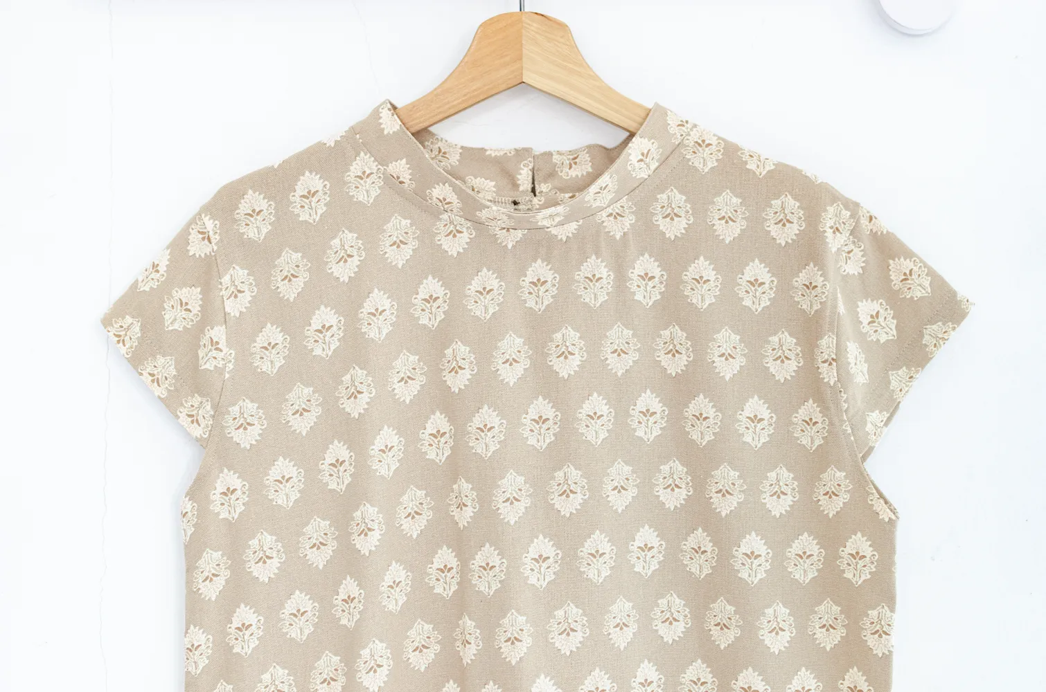 PT0144 Back-Button Breeze Top – Motif Cream - Image 6