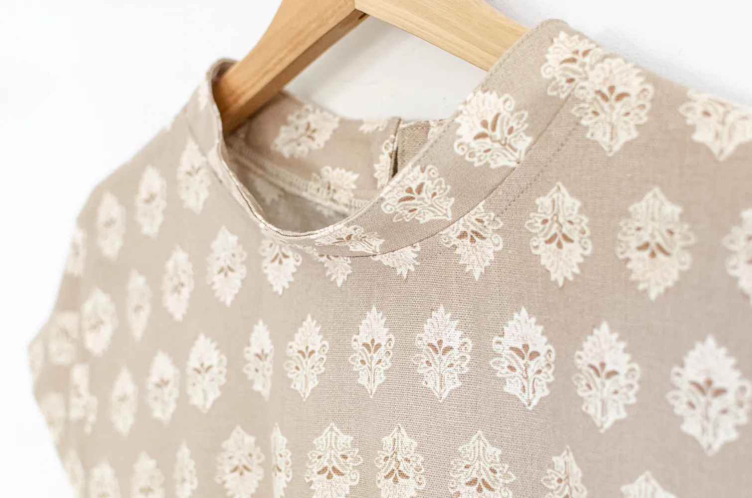 PT0144 Back-Button Breeze Top – Motif Cream - Image 7
