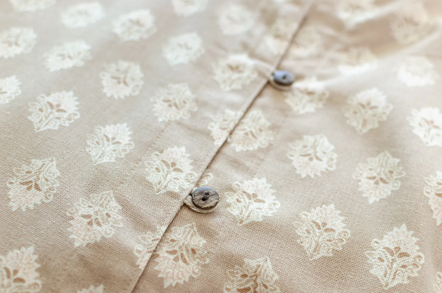 PT0144 Back-Button Breeze Top – Motif Cream - Image 9