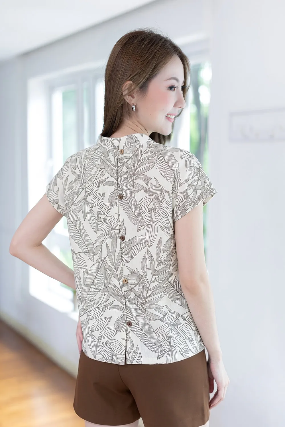 PT0144 Back-Button Breeze Top – Leaf White